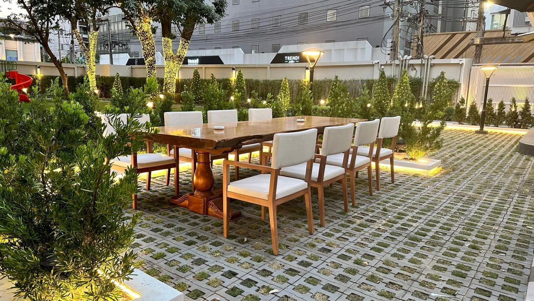 Floral Court Hotel & Residence Sukhumvit 13 Bangkok Bagian luar foto