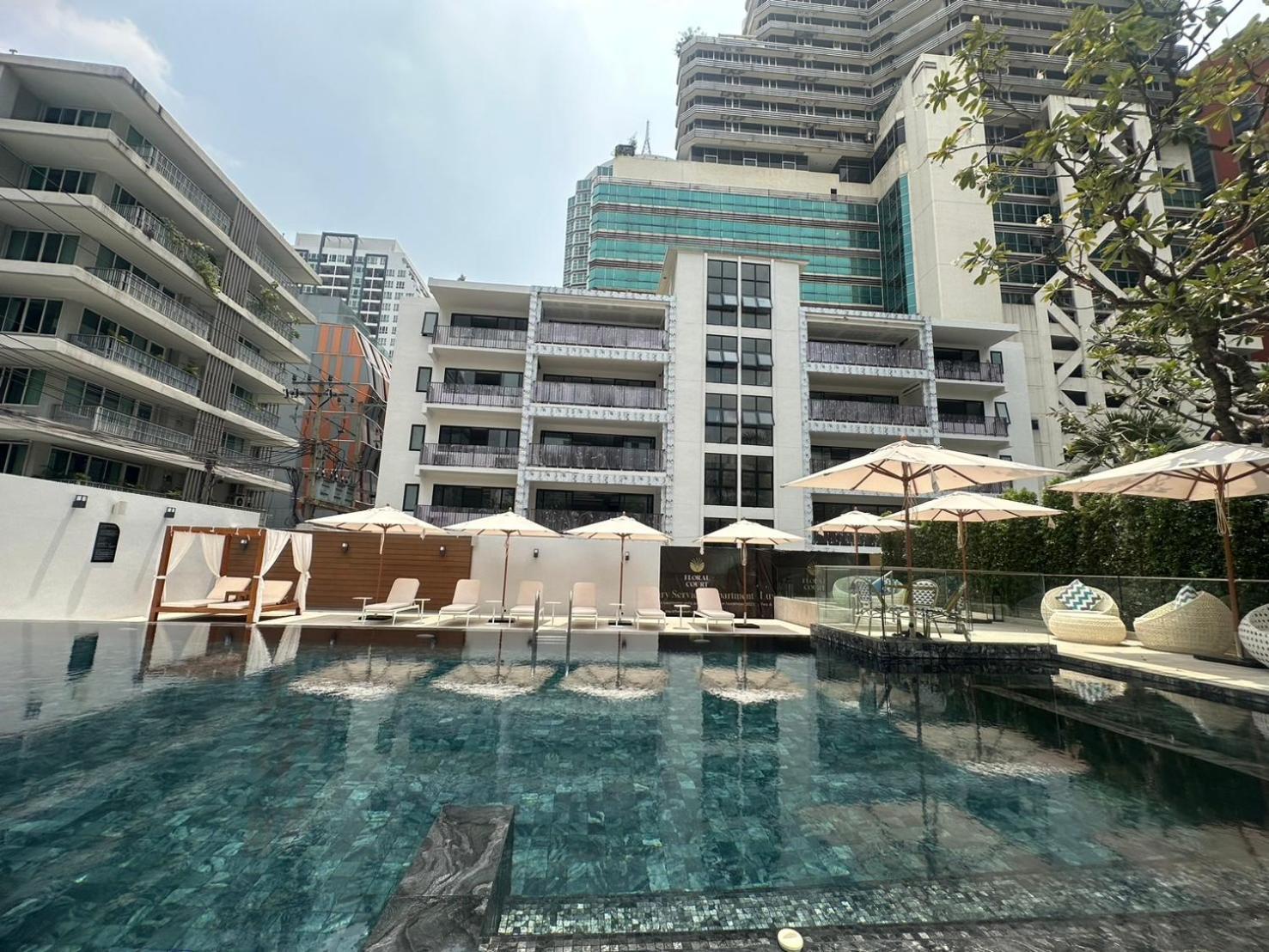 Floral Court Hotel & Residence Sukhumvit 13 Bangkok Bagian luar foto
