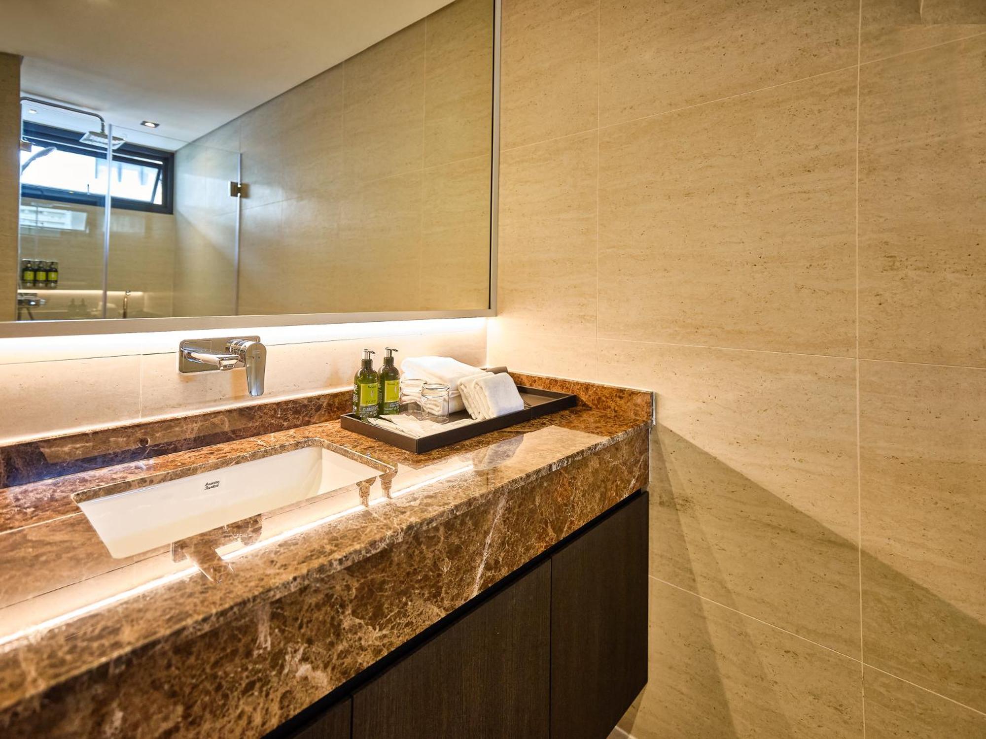 Floral Court Hotel & Residence Sukhumvit 13 Bangkok Bagian luar foto