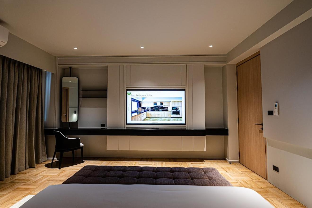 Floral Court Hotel & Residence Sukhumvit 13 Bangkok Bagian luar foto